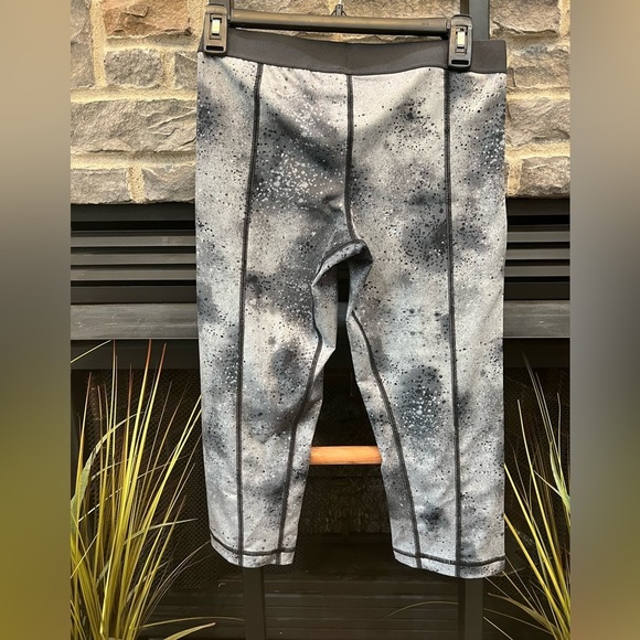 Nike Pro Capri Leggings - Picture 2 of 6